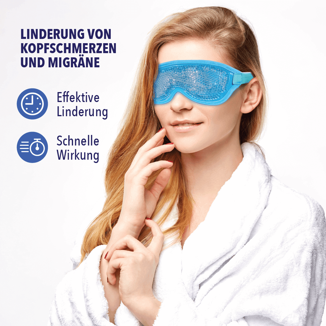Frau im Bademantel trägt blaue Gel-Augenmaske, Schriftzug Linderung von Kopfschmerzen und Migräne mit Symbolen.