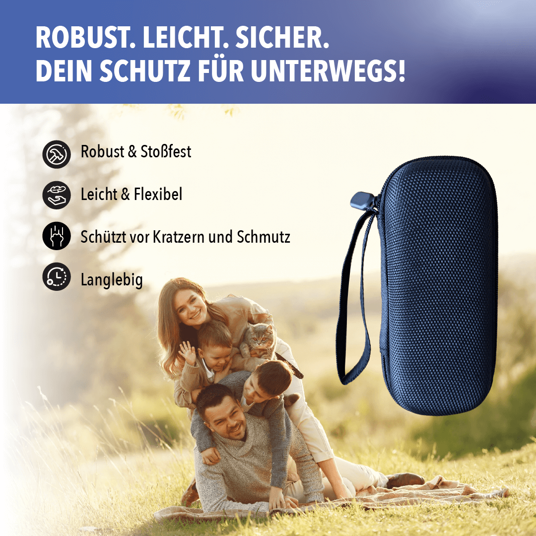 Blaues Hartschalen-Etui mit Handschlaufe vor einer Familie auf einer Wiese; Liste nennt robust, leicht und langlebig.