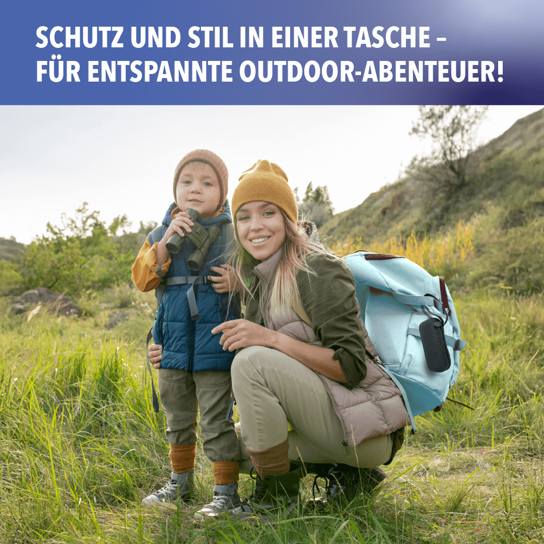 Outdoor-Szene mit Kind und Erwachsener; Tasche hängt am Rucksack; Aussage: Schutz und Stil für Outdoor-Abenteuer.