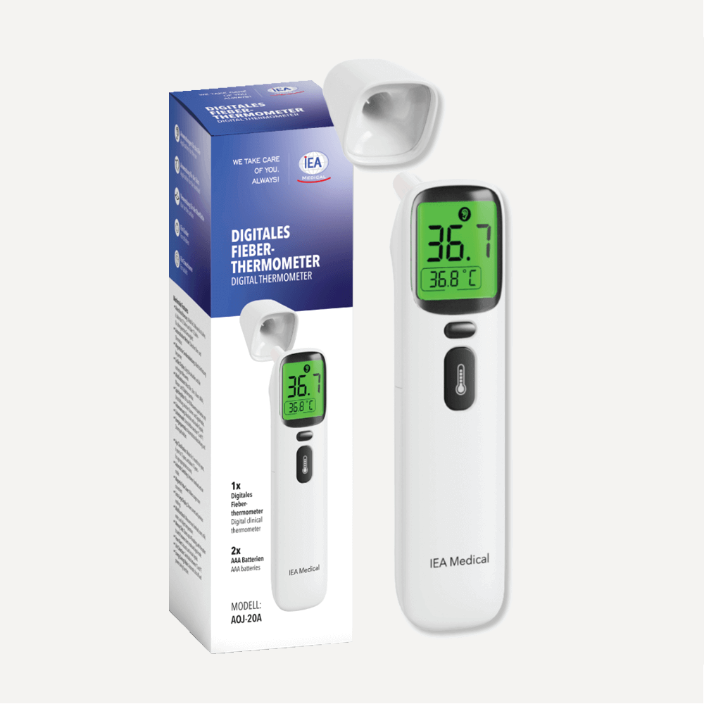 Produktfoto: digitales Fieberthermometer mit grün beleuchtetem Display (36,7 °C) neben Verpackung; Ohrkappe/Zubehör oberhalb des Thermometers.