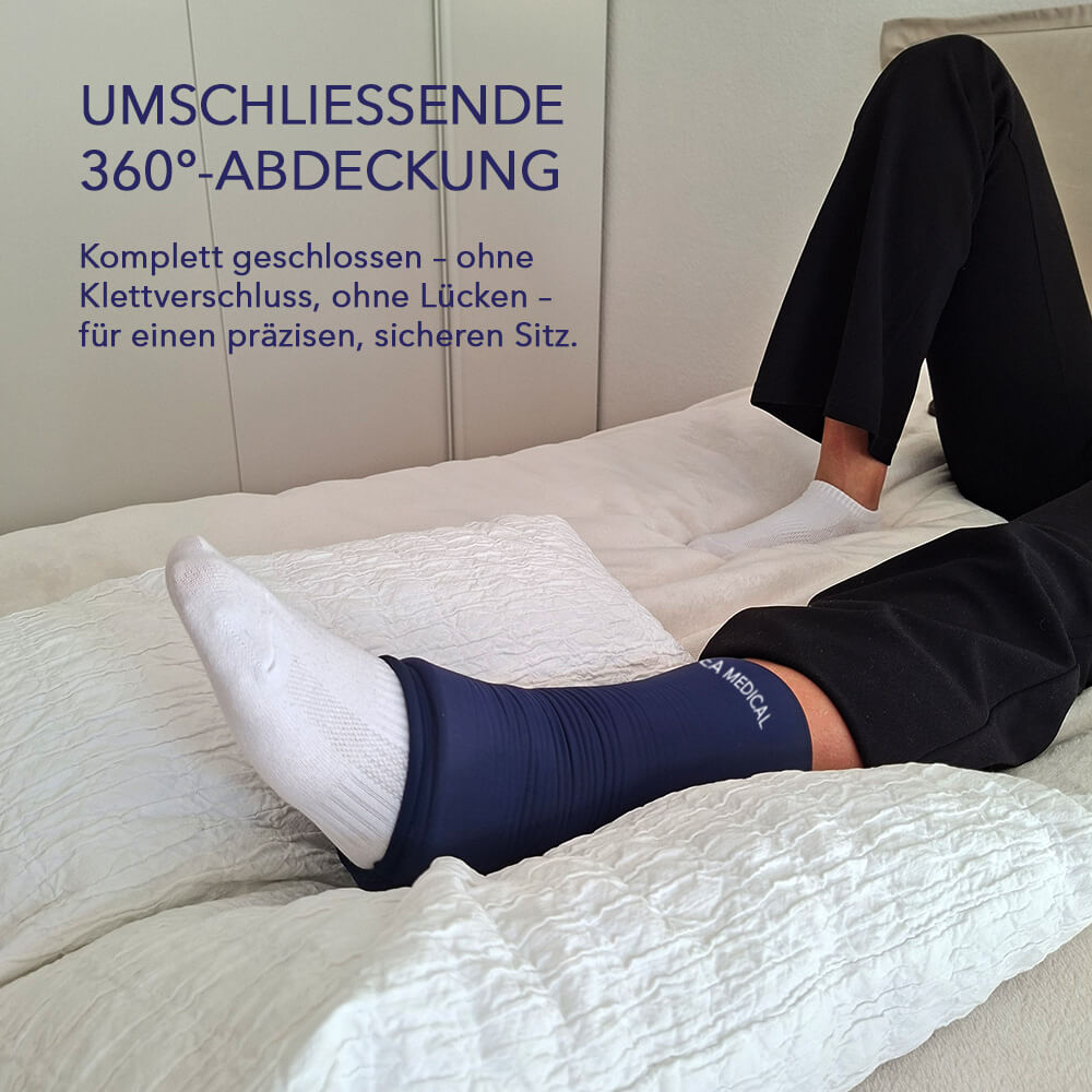 Blaue IEA Medical Kühlmanschette umschließt den Knöchel auf einem Kissen, Text zur 360-Grad-Abdeckung.