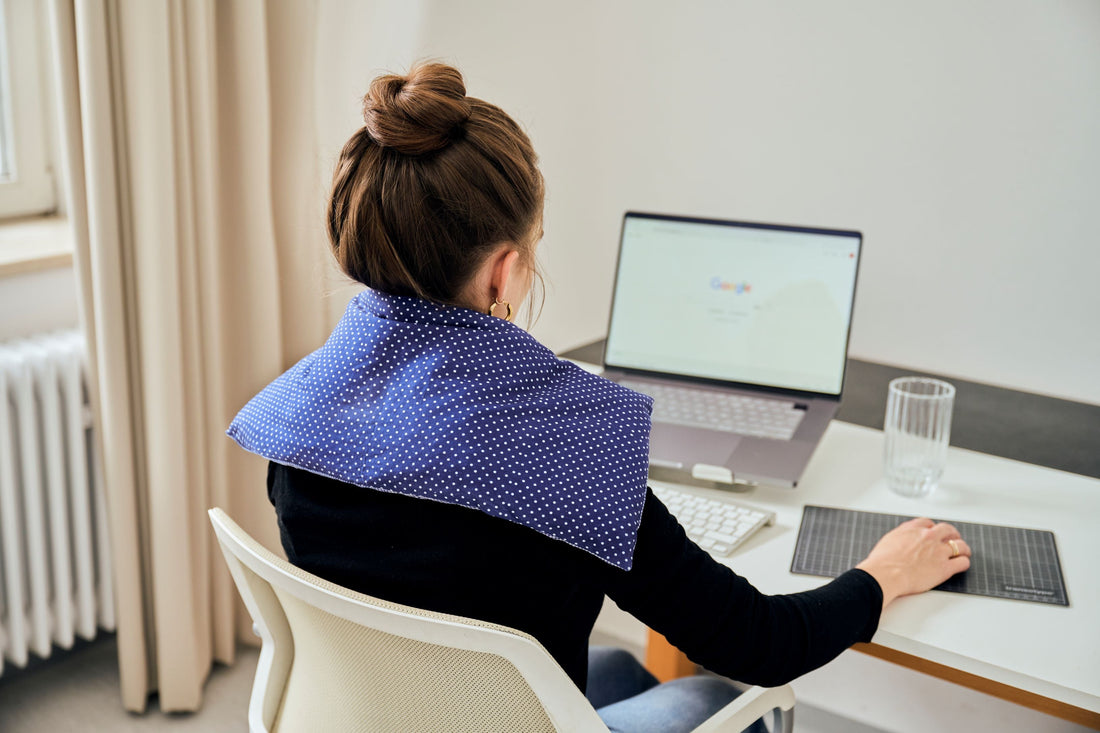 Wärme spüren und Nackenverspannung lindern: Wie Kirschkernkissen mit Gewicht dir im Alltag gezielte Entspannung und Ruhe verschaffen können