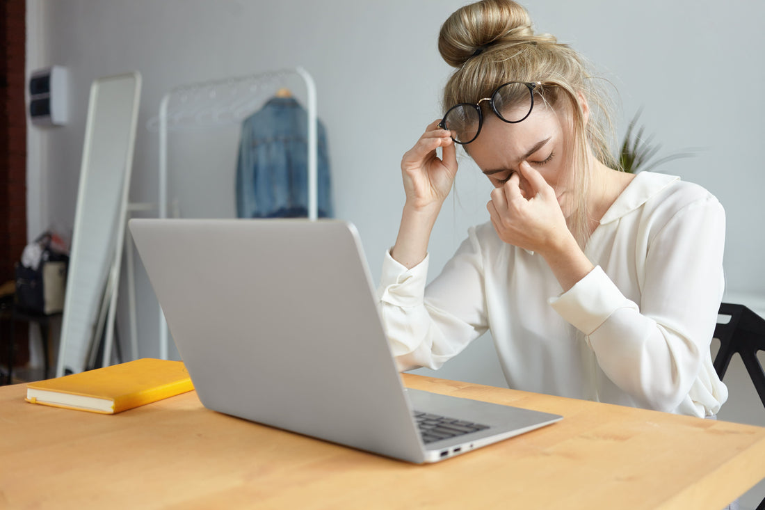 Migränemasken im Arbeitsalltag: Sanfte Hilfe bei Spannungskopfschmerzen durch Bildschirmarbeit, Stress und langes Sitzen