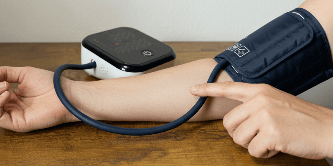 Oberarm mit Blutdruckmessgerät