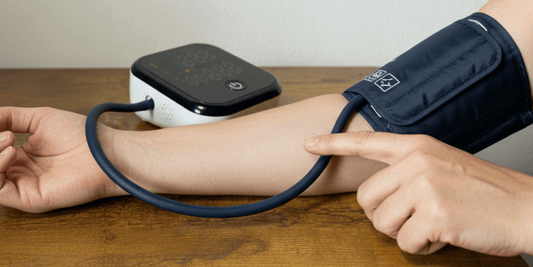 Oberarm mit Blutdruckmessgerät