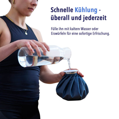 Frau befüllt Eisbeutel mit kaltem Wasser