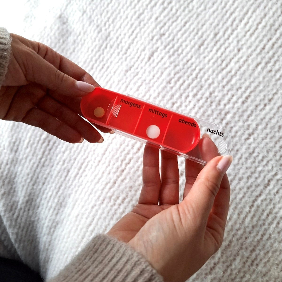 Ein Fach der Medikamentenbox von IEA Medical, mit Unterteilung in vier Kammern