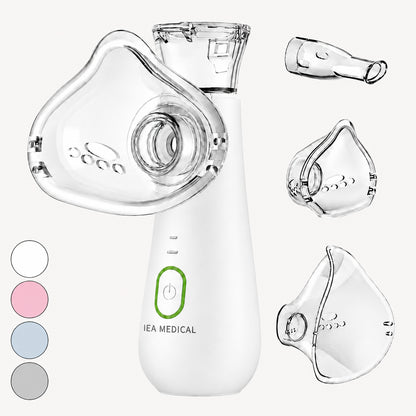 Weißer Inhalator mit Maske, daneben Mundstück und zwei Masken sowie Farbmuster Weiß, Rosa, Blau und Grau.
