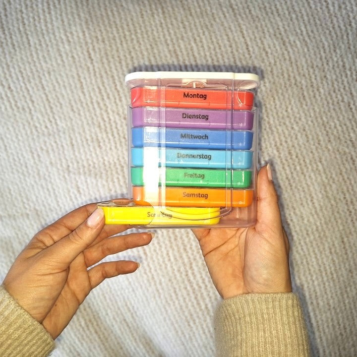 Bunte Medikamentenbox als Übersicht für jeden Wochentag von IEA Medical