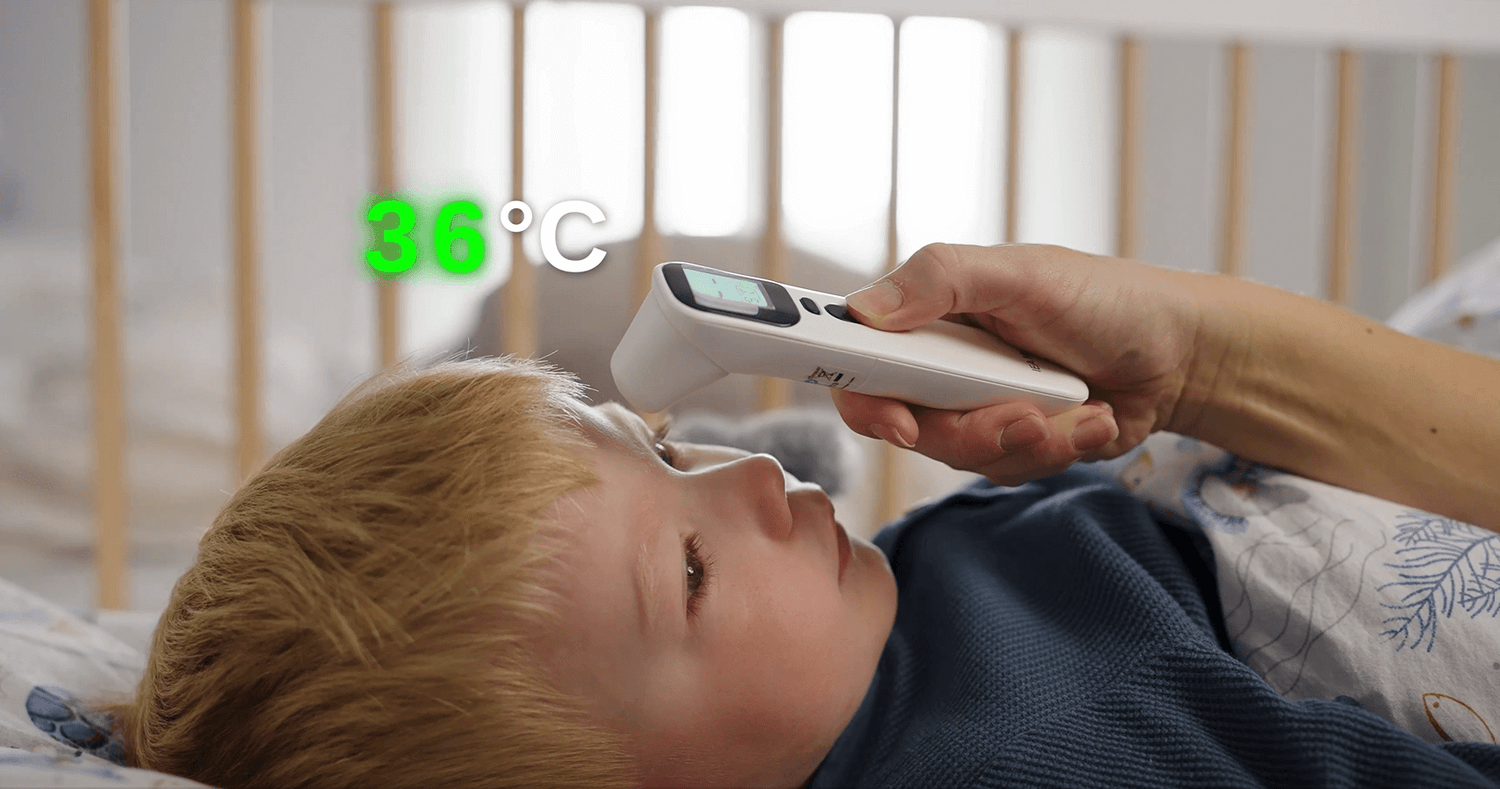 Erwachsene Person misst die Temperatur bei einem kleinen Kind mit einem digitalen Fieberthermometer