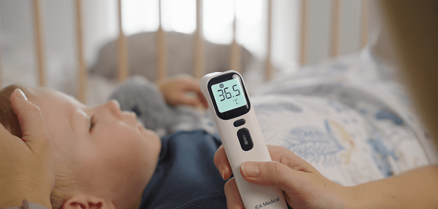 Kind misst Fieber mit Fieberthermometer von IEA Medical
