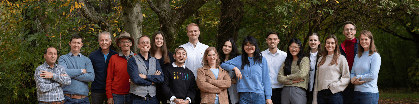 Gruppenfoto des IEA-Medical-Teams im Freien vor herbstlichen Bäumen