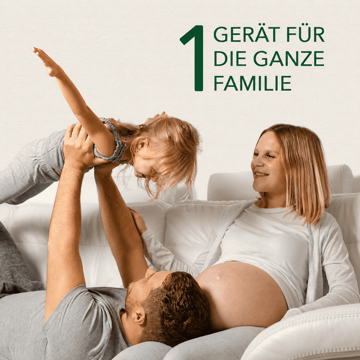 Familie auf dem Sofa: Mann spielt mit Kind, schwangere Frau daneben; Text ein Gerät für die ganze Familie.