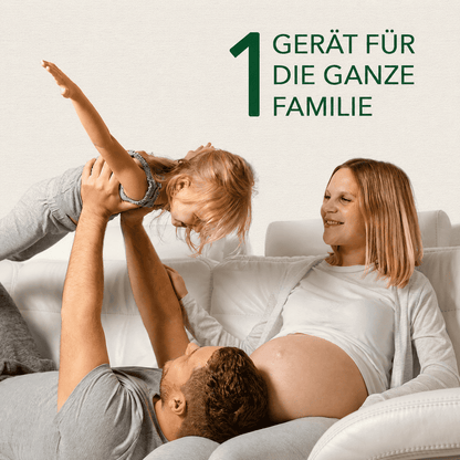 Familie auf dem Sofa: Mann spielt mit Kind, schwangere Frau daneben; Text ein Gerät für die ganze Familie.