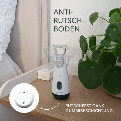 IEA Green Inhalator steht rutschfest auf Nachttisch