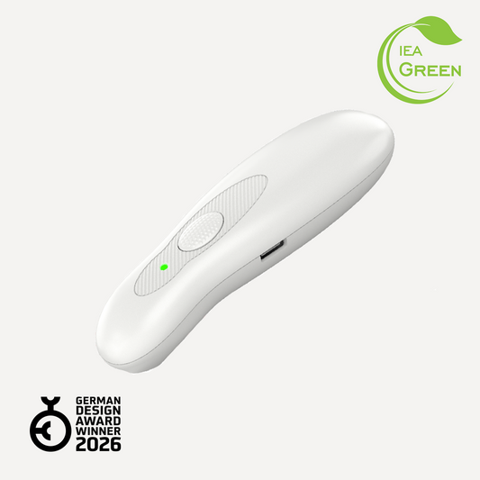 Weißer IEA-Green-Insektenstichheiler mit USB-C-Anschluss und Logo sowie German-Design-Award-Winner-2026-Siegel.