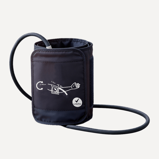 Dunkelblaue Blutdruck-Oberarmmanschette mit Schlauch, Anlege-Illustration, Angabe 22-42 cm und Latexfrei-Symbol.