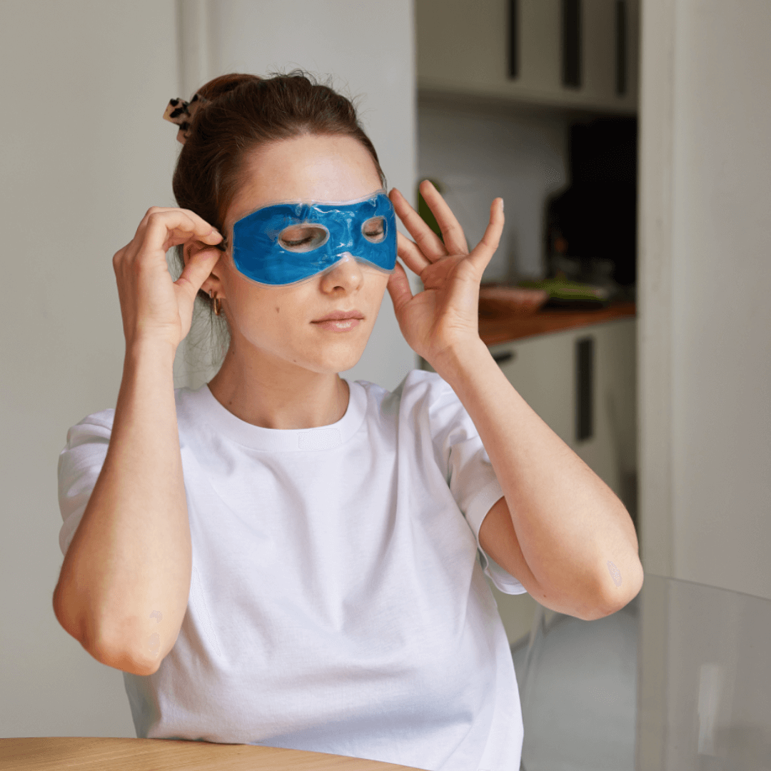 Frau trägt kühlende IEA Medical Augenmaske 