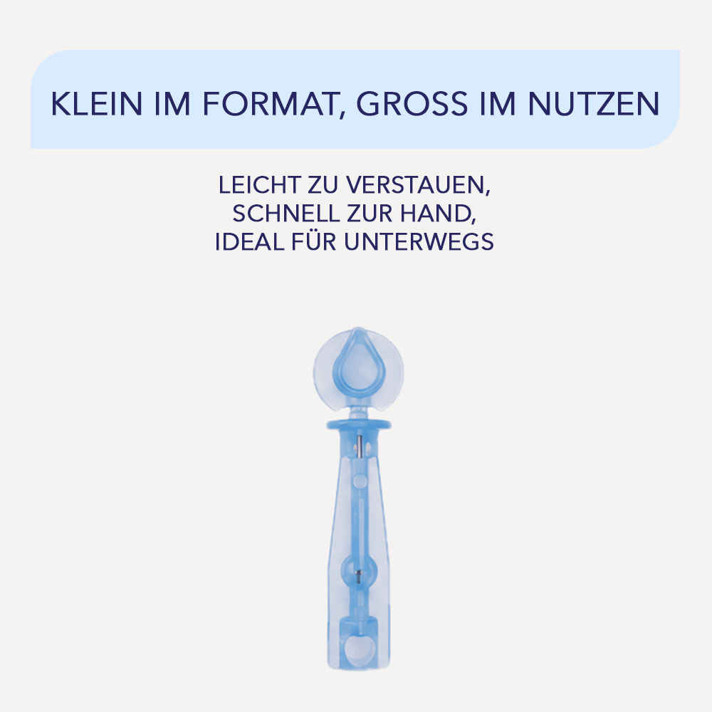 Einzelne blaue Blutzucker-Lanzette mit tropfenförmiger Schutzkappe mittig auf hellgrauem Hintergrund.