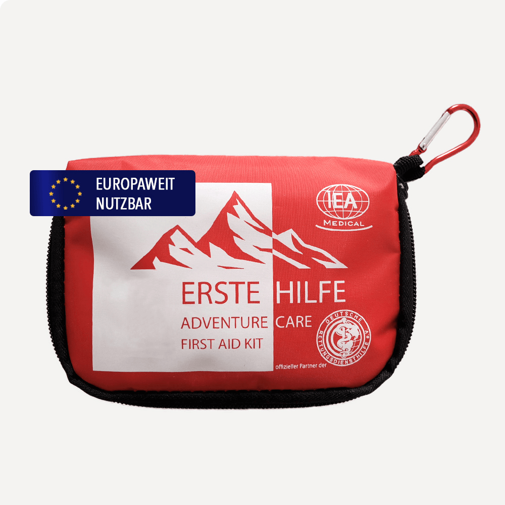 Rote Verbandstasche „Erste Hilfe“ als Produktfoto mit Reißverschluss und Trageschlaufe, Frontansicht.