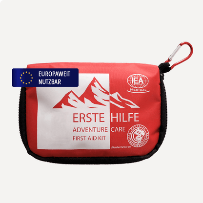 Rote Verbandstasche „Erste Hilfe“ als Produktfoto mit Reißverschluss und Trageschlaufe, Frontansicht.