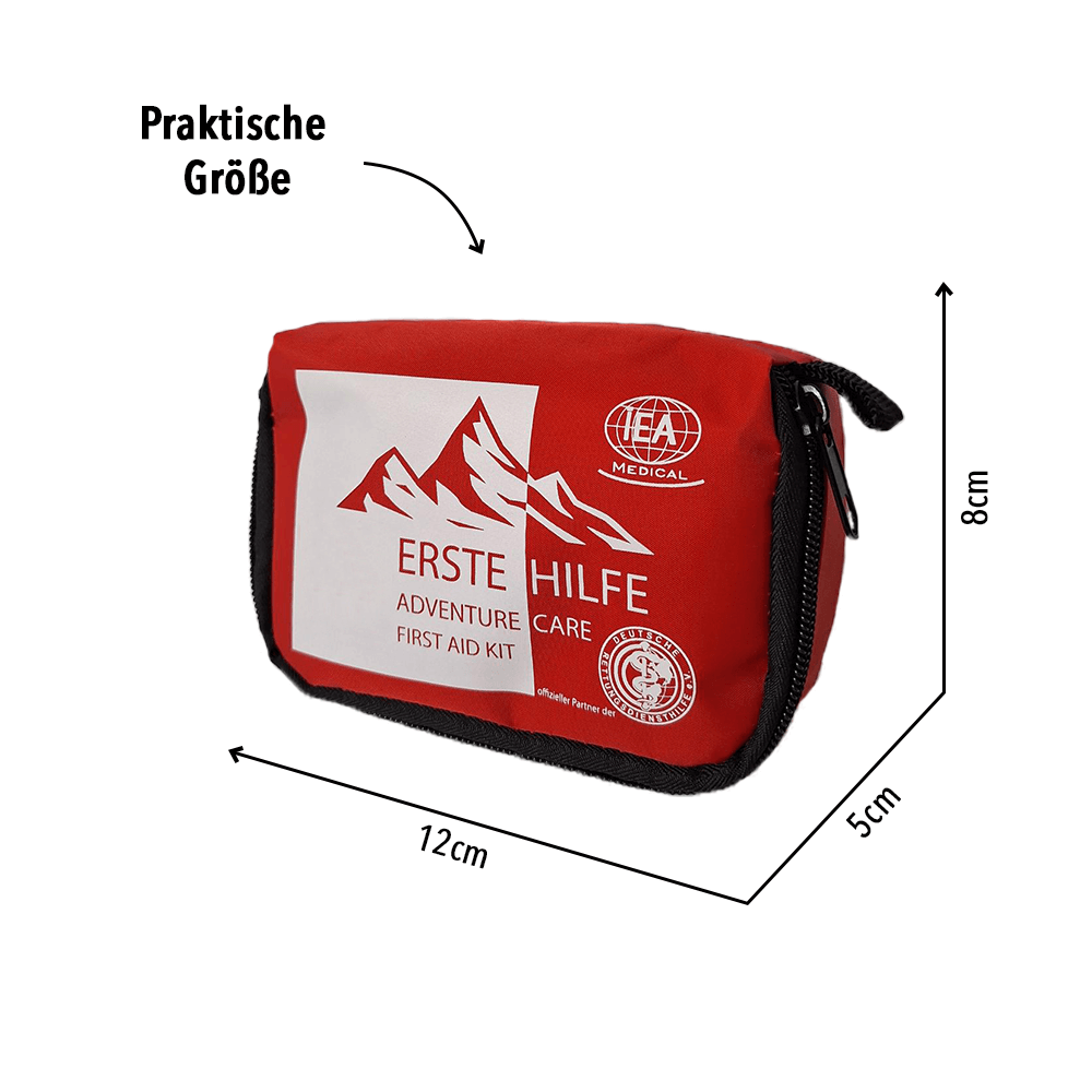 Maßgrafik „Praktische Größe“: rote Verbandstasche mit Maßangaben (Breite/Höhe/Tiefe).