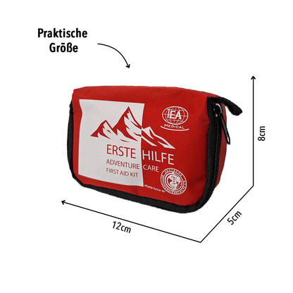 Maßgrafik „Praktische Größe“: rote Verbandstasche mit Maßangaben (Breite/Höhe/Tiefe).