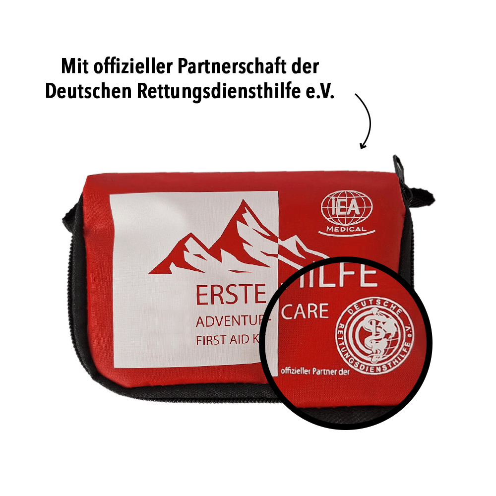Rote Erste-Hilfe-Tasche/Set mit Alpen-Motiv und Hinweis auf Partnerschaft; Produktfoto der Verbandstasche.
