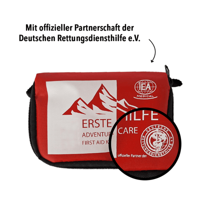 Rote Erste-Hilfe-Tasche/Set mit Alpen-Motiv und Hinweis auf Partnerschaft; Produktfoto der Verbandstasche.