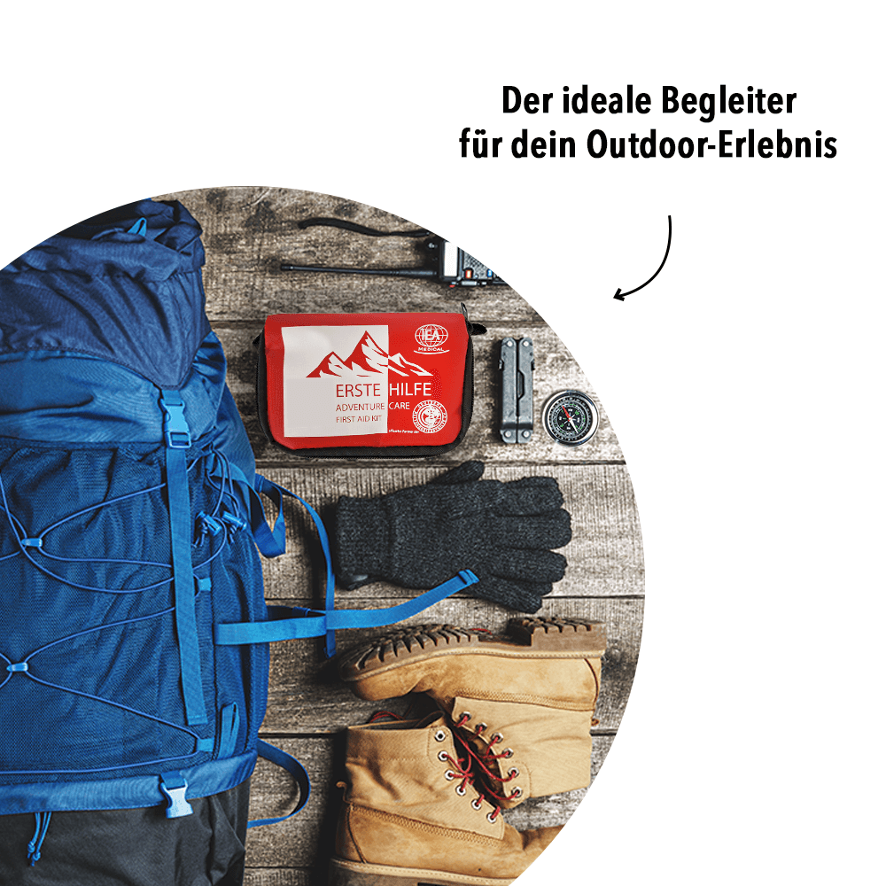 Outdoor-Szene mit Rucksack und Ausrüstung; rote Erste-Hilfe-Tasche liegt daneben; Text: „Der ideale Begleiter für dein Outdoor-Erlebnis“ – Aussage: kompakt für unterwegs beim Wandern/Outdoor.