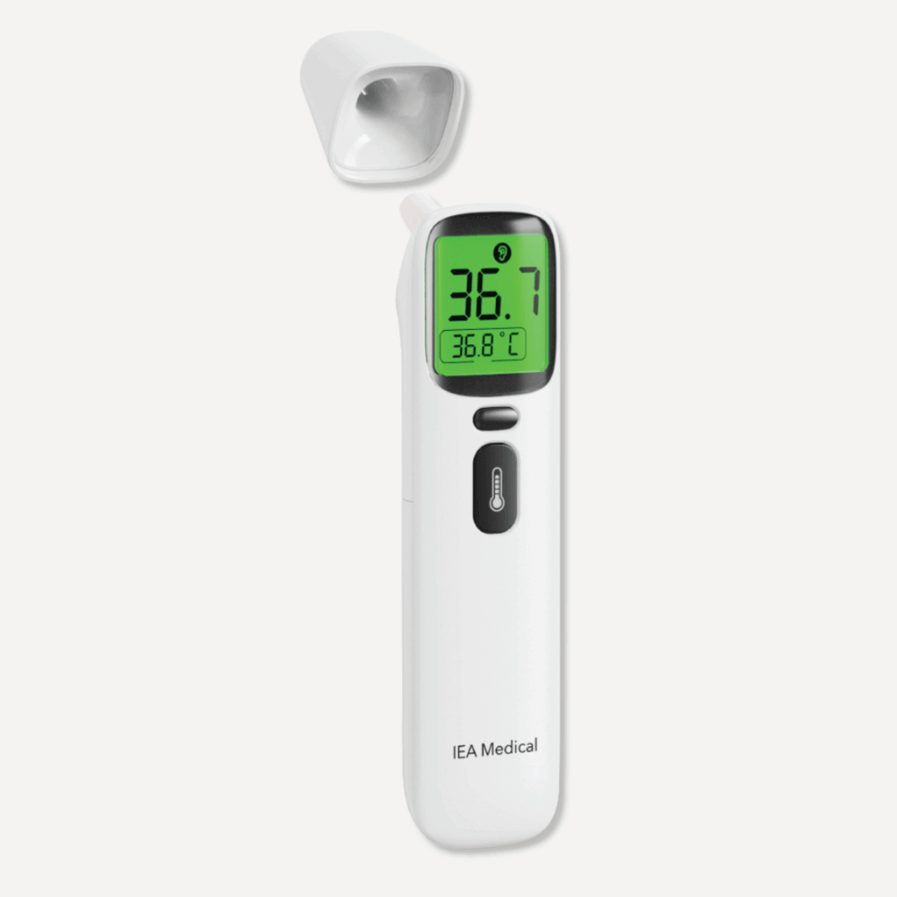 Weißes kontaktloses IEA Medical Fieberthermometer mit grünem Display 36,7 Grad und abnehmbarer Ohrkappe.