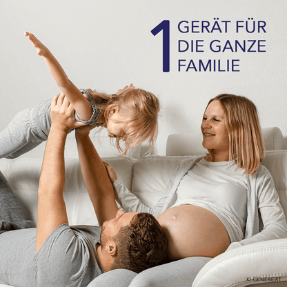 Vater hebt lachend ein Kleinkind hoch, daneben eine schwangere Frau, Text „1 Gerät für die ganze Familie“.