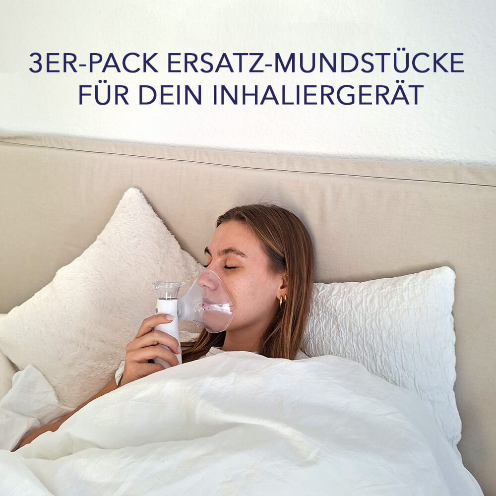 Frau liegt krank im Bett mit Inhaliergerät