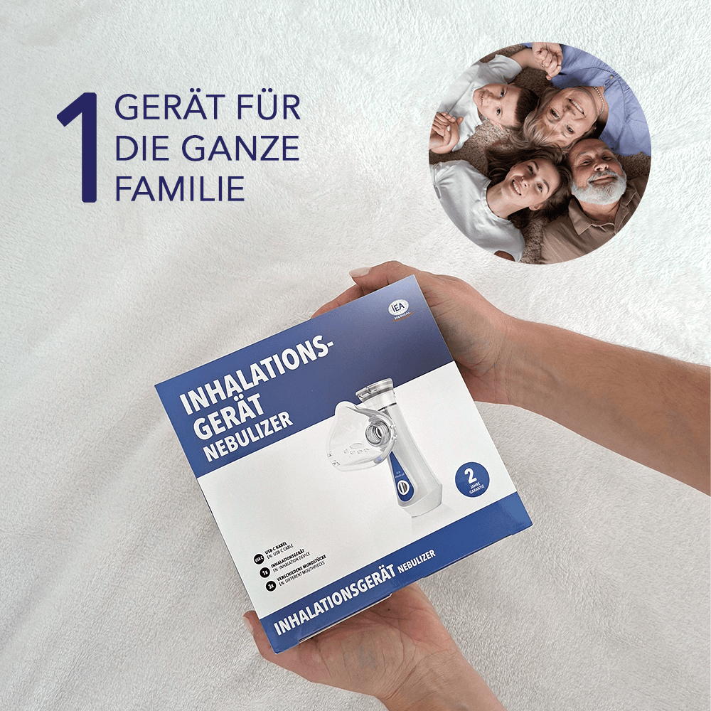 Hände halten die Verpackung „Inhalationsgerät Nebulizer“ mit rundem Familienfoto, Text „für die ganze Familie“.