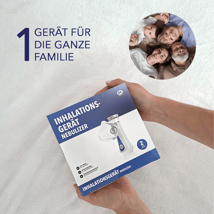 Hände halten die Verpackung „Inhalationsgerät Nebulizer“ mit rundem Familienfoto, Text „für die ganze Familie“.