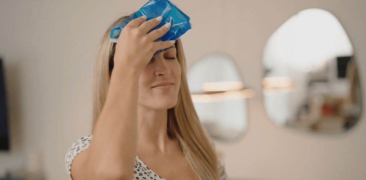 Video laden: Produktvideo der IEA Medical Kalt-Warm-Kompressen. Gezeigt wird eine Frau, die die Anwendung der Kompressen darstellt.