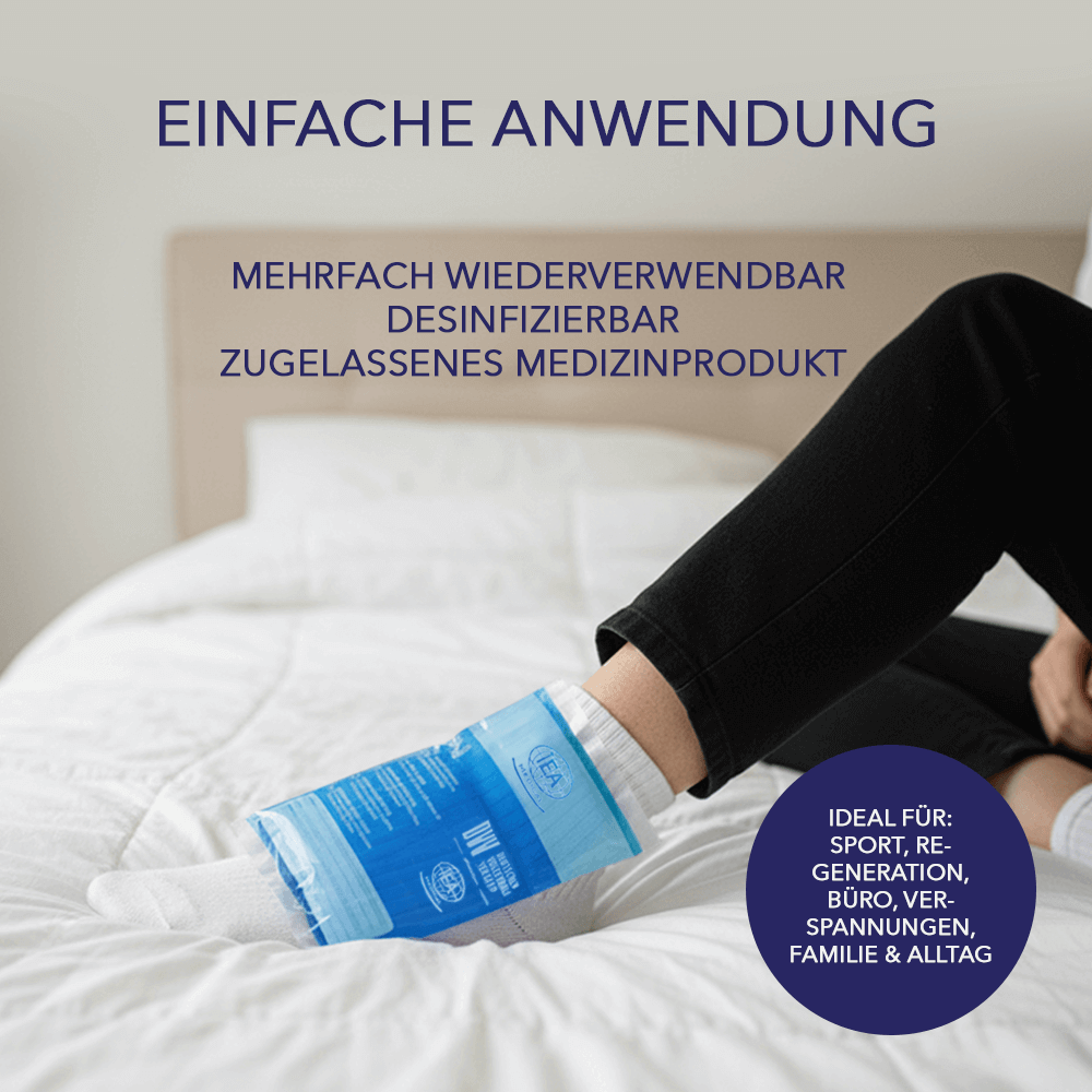 Kalt-Warm-Kompresse am Fuß/Knöchel im Bett; Text im Bild: „Einfache Anwendung“, „mehrfach wiederverwendbar“, „desinfizierbar“, „zugelassenes Medizinprodukt“, Badge: „Ideal für: Sport, Regeneration, Büro, Verspannungen, Familie & Alltag“.
