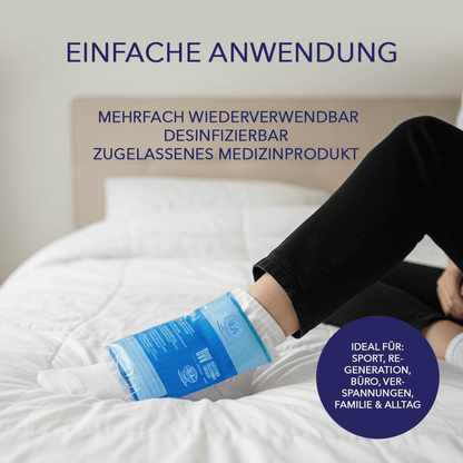 Kalt-Warm-Kompresse am Fuß/Knöchel im Bett; Text im Bild: „Einfache Anwendung“, „mehrfach wiederverwendbar“, „desinfizierbar“, „zugelassenes Medizinprodukt“, Badge: „Ideal für: Sport, Regeneration, Büro, Verspannungen, Familie & Alltag“.