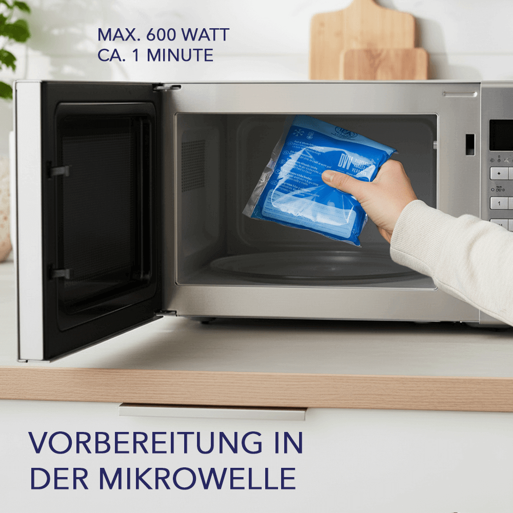 Hand legt Kompresse in die Mikrowelle; Text im Bild: „Vorbereitung in der Mikrowelle“, „max. 600 Watt“, „ca. 1 Minute“.