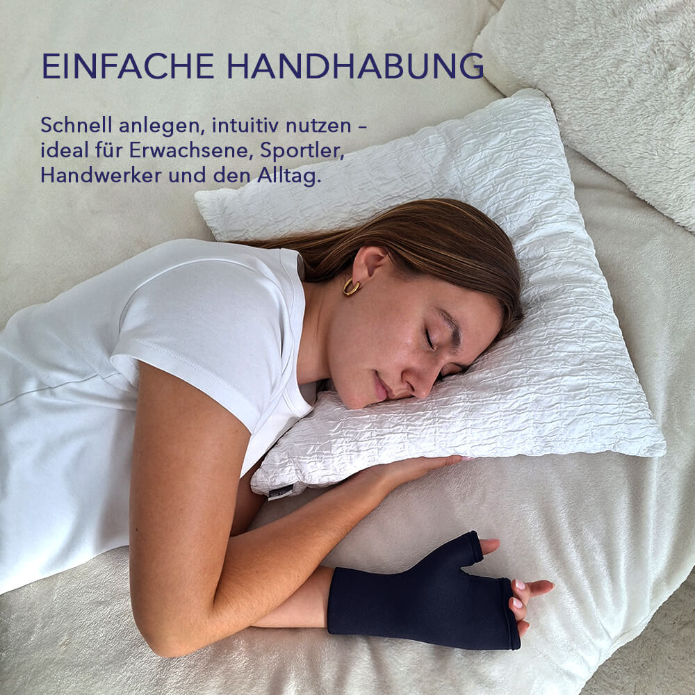 Schlafende Frau trägt dunkelblauen Kühlhandschuh; Bildtext: einfache Handhabung, schnell anlegen.