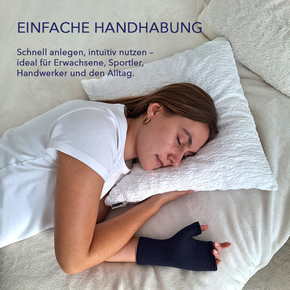 Schlafende Frau trägt dunkelblauen Kühlhandschuh; Bildtext: einfache Handhabung, schnell anlegen.