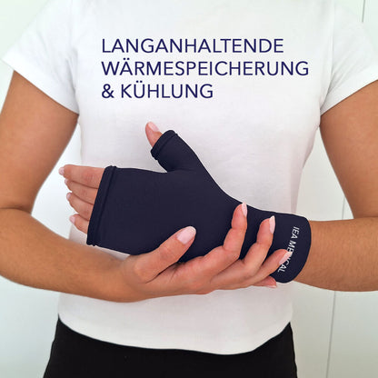 Person trägt Kühlhandschuh