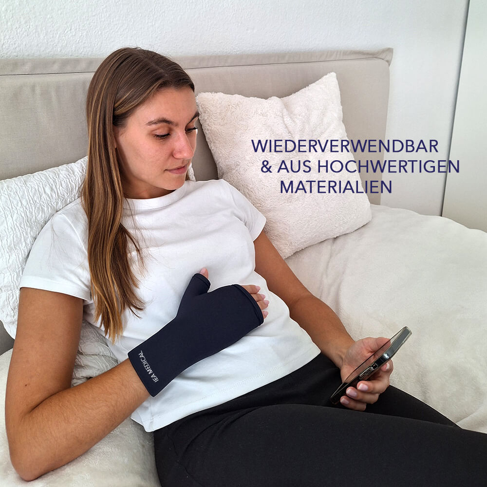 Frau auf Sofa mit Smartphone trägt dunkelblauen Kühlhandschuh; Bildtext: wiederverwendbar aus den Materialien.