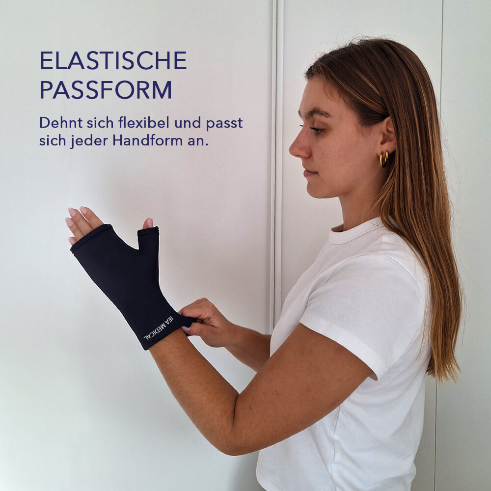 Frau zieht dunkelblauen Kühlhandschuh an; Bildtext: elastische Passform, passt sich jeder Handform an.
