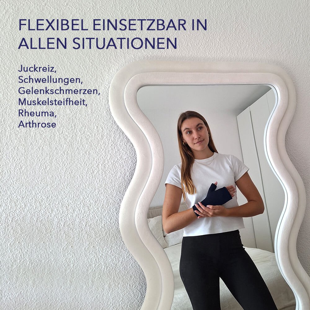 Frau vor dem Spiegel trägt Kühlhandschuh von IEA Medical