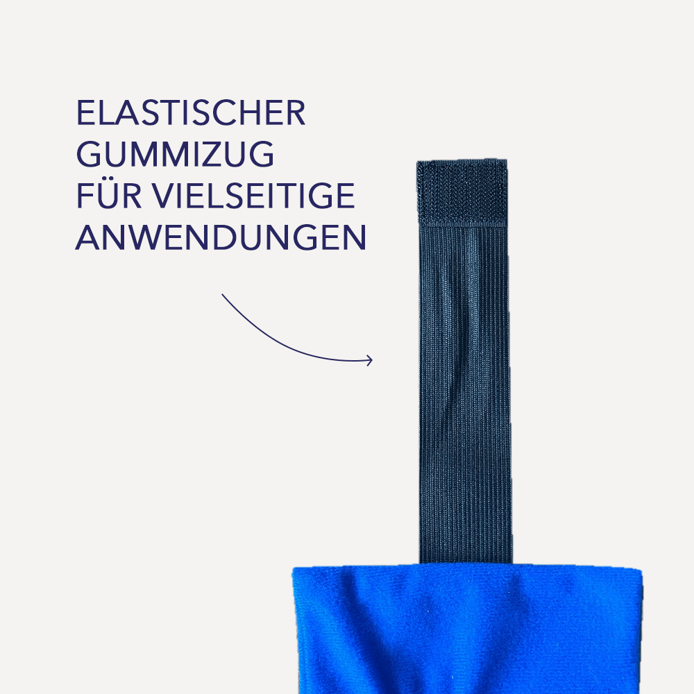 Detail des dunklen elastischen Fixierbands am blauen Fleecebezug mit Pfeil und Text elastischer Gummizug.