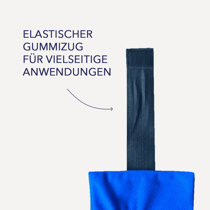 Detail des dunklen elastischen Fixierbands am blauen Fleecebezug mit Pfeil und Text elastischer Gummizug.