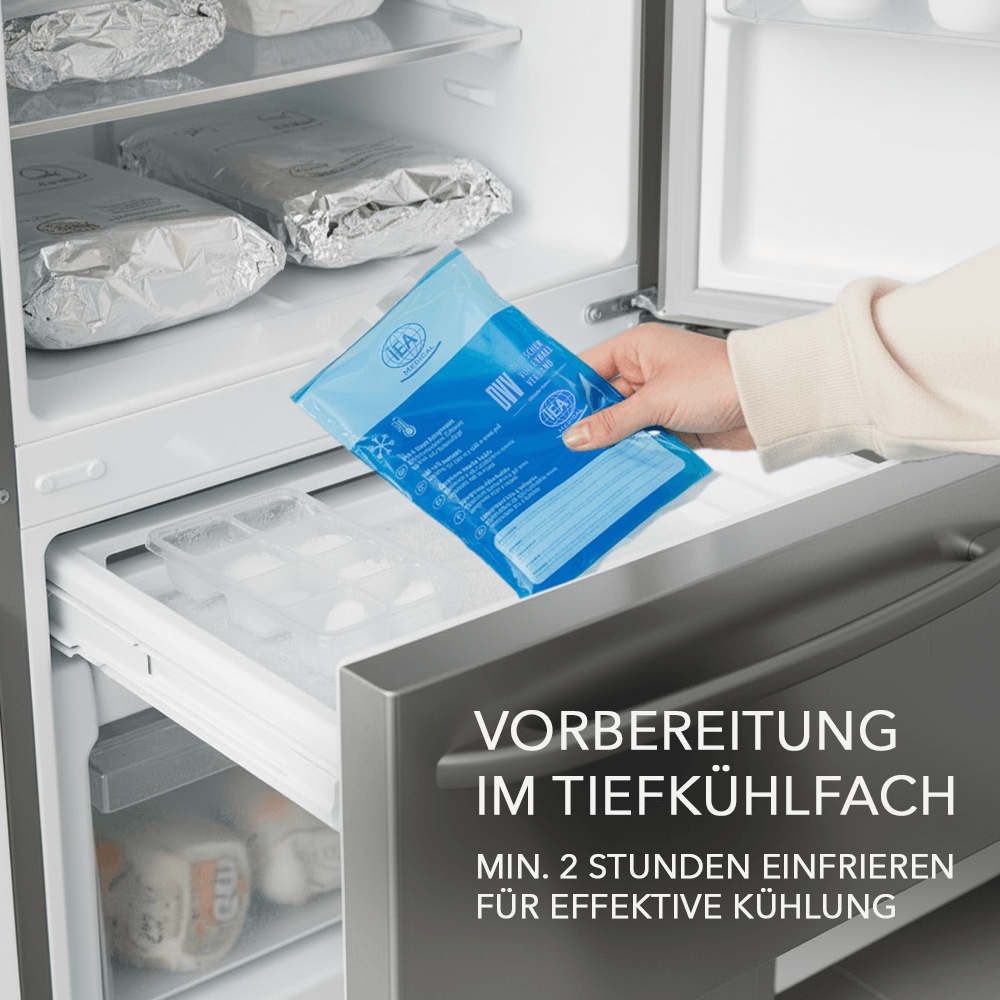 Hand legt blaue IEA Medical Kalt-Warm-Kompresse ins Tiefkühlfach, Hinweis mindestens 2 Stunden einfrieren.