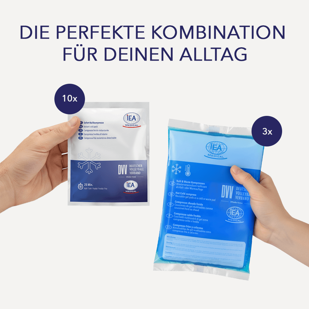 Eine Hand hält zehn Sofort-Kaltkompressen, eine andere drei blaue Kalt-Warm-Kompressen als Kombination.