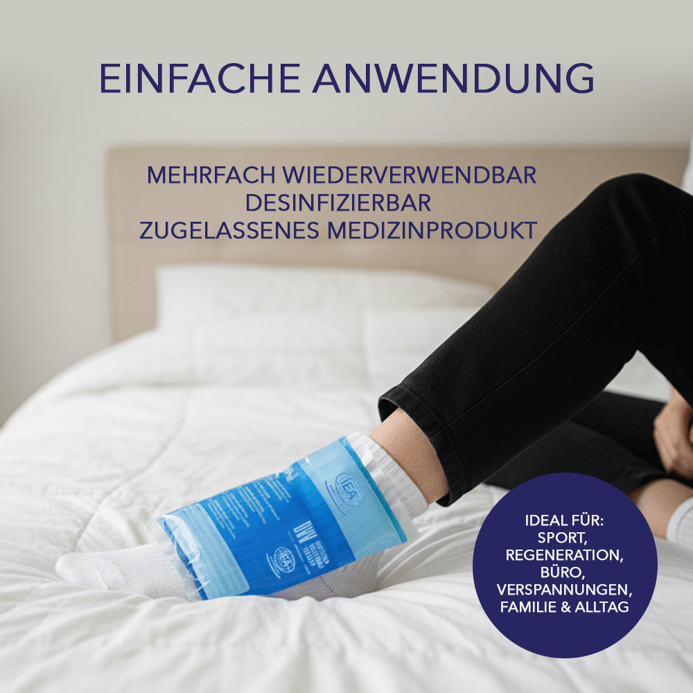 Person auf dem Bett mit einer blauen Gelkompresse am Knöchel, Hinweis wiederverwendbares, zugelassenes Medizinprodukt.